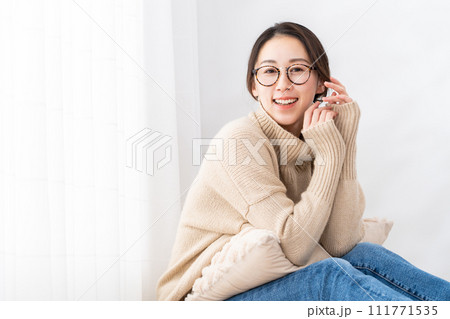 メガネをかけたタートルネックのミドル女性 111771535
