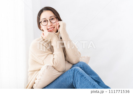 メガネをかけたタートルネックのミドル女性 111771536