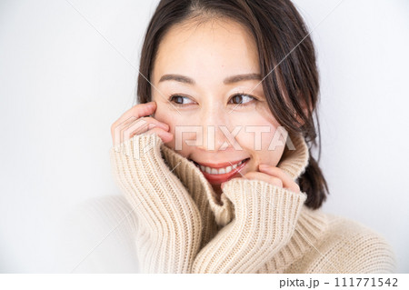 タートルネックのミドル女性 タートルネックのミドル女性 111771542