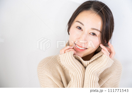 タートルネックのミドル女性 111771543