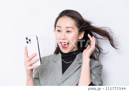 驚いた表情のミドル女性 111771544