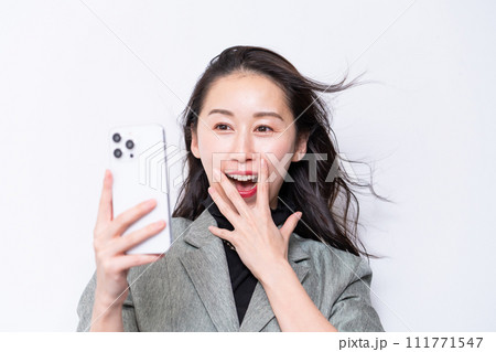 驚いた表情のミドル女性 111771547