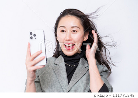 驚いた表情のミドル女性 111771548