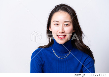 カメラ目線のアラフォー女性 カメラ目線のアラフォー女性 111771556