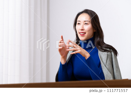 アラフォーのキャリア女性 アラフォーのキャリア女性 111771557