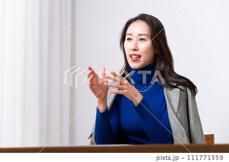 アラフォーのキャリア女性 111771559