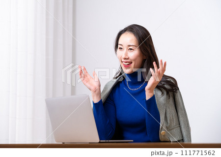 アラフォーのキャリア女性 アラフォーのキャリア女性 111771562