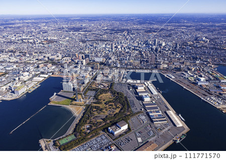 千葉港から千葉市街地を望む・空撮 千葉港から千葉市街地を望む・空撮 111771570