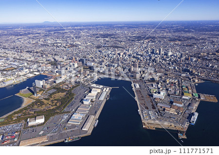 千葉港から千葉市街地を望む・空撮 千葉港から千葉市街地を望む・空撮 111771571