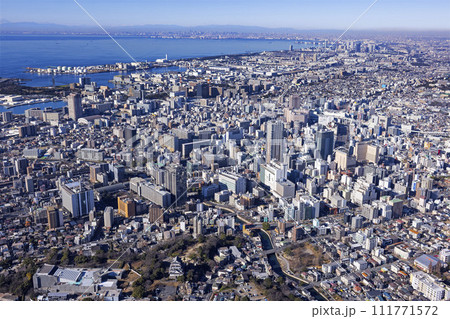 千葉市街から東京湾を望む・千葉駅・空撮 111771572