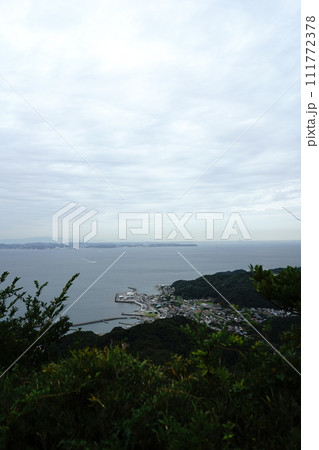 百尺観音。鋸山(のこぎりやま)は日本の千葉県の山。日本寺、地獄のぞきなどがある観光地。 百尺観音。鋸山(のこぎりやま)は日本の千葉県の山。日本寺、地獄のぞきなどがある観光地。 111772378