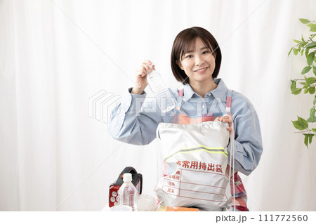 非常持ち出し袋の中身を確認する女性 111772560