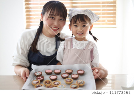 お菓子作りをする親子 お菓子作りをする親子 111772565