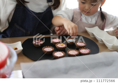 お菓子作りをする親子 111772566
