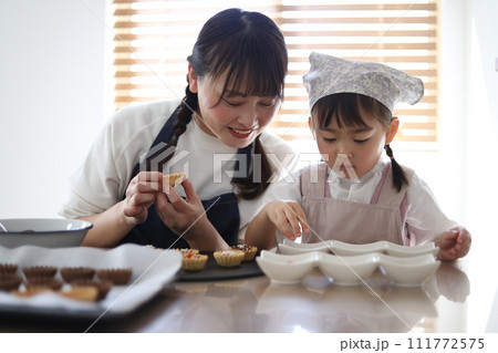 お菓子作りをする親子 111772575