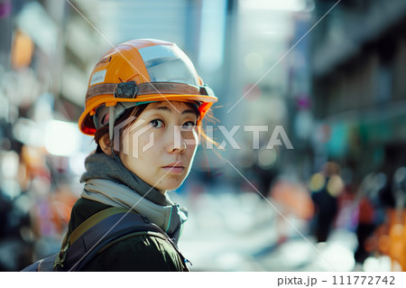 工事現場で働く女性作業員 AI画像 工事現場で働く女性作業員 AI画像 111772742