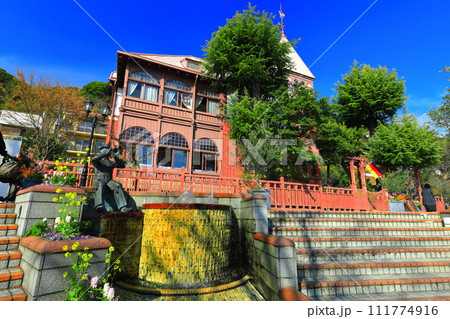 【兵庫県】快晴の風見鶏の舘（神戸北野異人館） 111774916