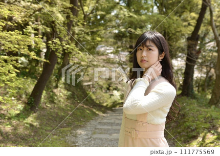 神社の境内でポーズをとる若くスリムな女性 神社の境内でポーズをとる若くスリムな女性 111775569
