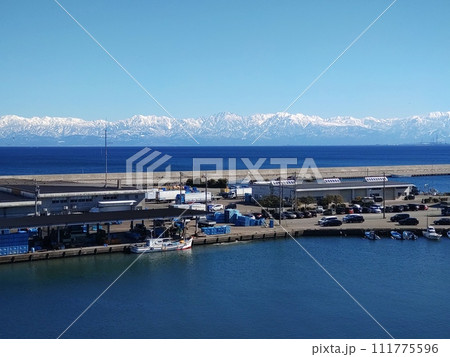 海越しを立山連峰 海越しを立山連峰 111775596