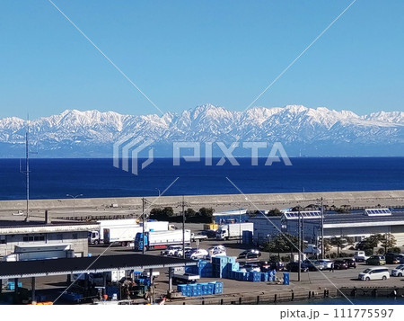 海越しを立山連峰 海越しを立山連峰 111775597