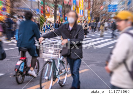 日本の東京都市景観 外国人観光客らで賑わう秋葉原の歩行者天国。なぜか危険運転自転車横行…＝2月18日 111775666