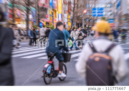 日本の東京都市景観 外国人観光客らで賑わう秋葉原の歩行者天国。なぜか危険運転自転車横行…＝2月18日 111775667