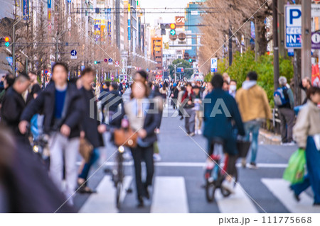 日本の東京都市景観 外国人観光客らで賑わう秋葉原の歩行者天国。なぜか危険運転自転車横行…=2月18日 日本の東京都市景観 外国人観光客らで賑わう秋葉原の歩行者天国。なぜか危険運転自転車横行…=2月18日 111775668