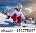 スノボを楽しむ元気なおばあさん 111775847