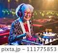 白髪のおばあちゃんがDJしている 111775853