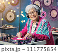 優しい笑顔のばあちゃんのDJプレイ 111775854