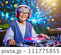 野外フェスのDJがおばあちゃんだった件 111775855