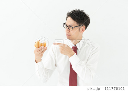 ハンバーガーを食べるビジネスマン ハンバーガーを食べるビジネスマン 111776101