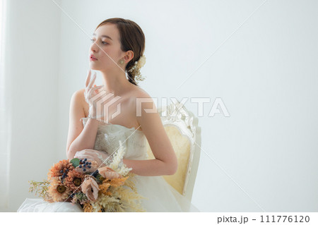 ウェディングドレスの若い女性 111776120