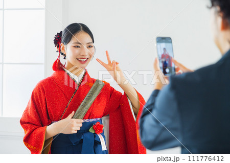 袴の女性の写真を撮る男性 袴の女性の写真を撮る男性 111776412