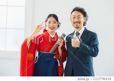 袴の女性の写真を撮る男性 袴の女性の写真を撮る男性 111776419