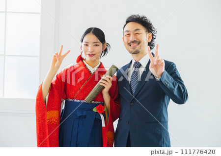 袴の女性の写真を撮る男性 袴の女性の写真を撮る男性 111776420