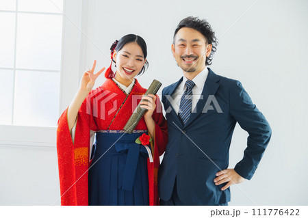 袴の女性の写真を撮る男性 111776422