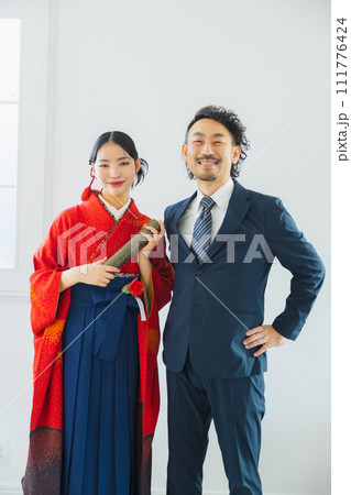 袴の女性の写真を撮る男性 袴の女性の写真を撮る男性 111776424