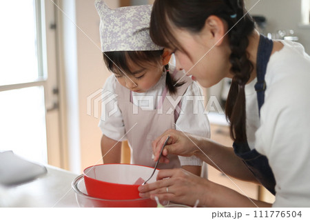 お菓子作りをする親子 お菓子作りをする親子 111776504