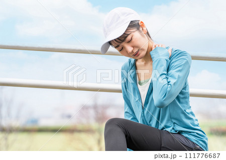公園で運動中に肩・首の痛みで困るアジア人女性(肩痛・肩こり・首痛・運動不足・リハビリ) 公園で運動中に肩・首の痛みで困るアジア人女性(肩痛・肩こり・首痛・運動不足・リハビリ) 111776687