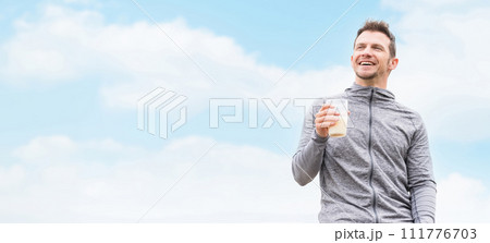 ゴールデンタイムにプロテイン・EAA・BCAAを摂取・飲むスポーツウェア姿の白人男性 111776703