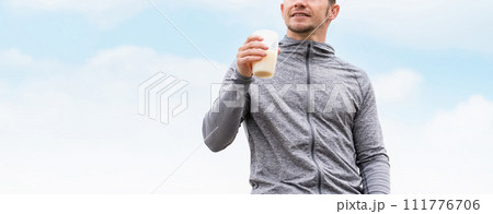 筋肉をつけるためプロテインを飲んで栄養補給するスポーツウェアの白人男性 筋肉をつけるためプロテインを飲んで栄養補給するスポーツウェアの白人男性 111776706