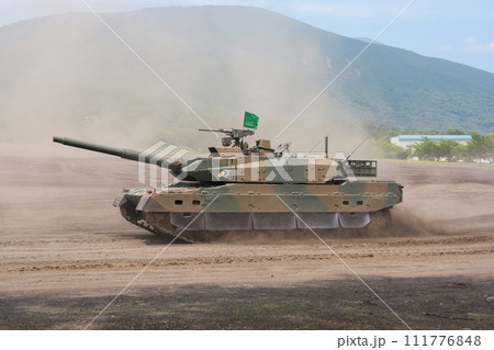 爆走する陸上自衛隊10式戦車 111776848
