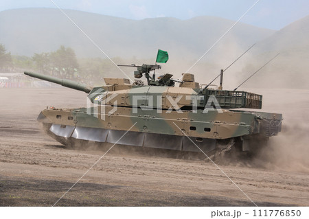 爆走する陸上自衛隊10式戦車 111776850
