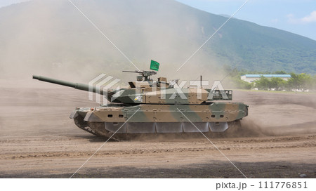 爆走する陸上自衛隊10式戦車 111776851