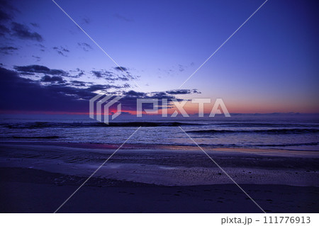 冬の海と日の出 111776913