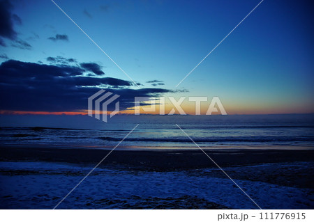 冬の海と日の出 冬の海と日の出 111776915
