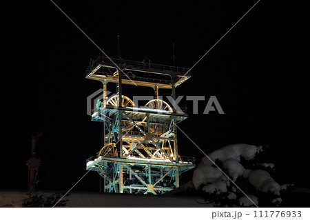 ライトアップされる立坑 ライトアップされる立坑 111776933