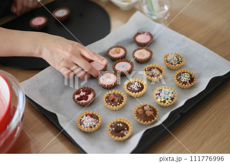 お菓子作りをする女性 お菓子作りをする女性 111776996