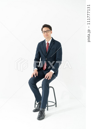 椅子に座るビジネスマン 111777131